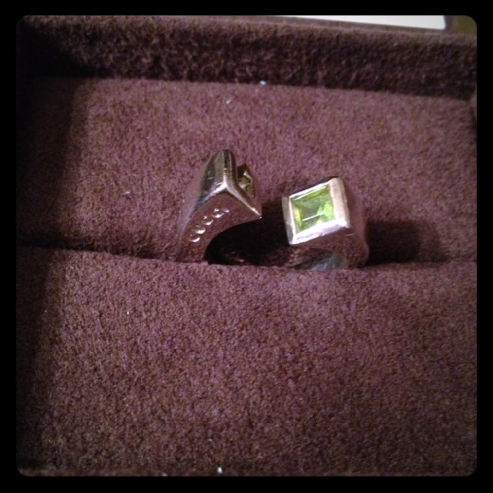 Gucci ring in sterling silver with peridot stone.
